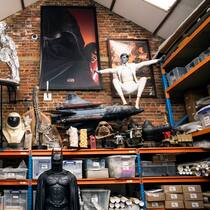 PRUNKSTÜCKE: Teile der Sammlung von Prop-Store-Gründer Stephen Lane, unter anderem der Batsuit, den Val Kilmer in «Batman Forever» (1995) trug, oder ein Modell des Raumshuttles aus dem Film «Armageddon» (1998).
