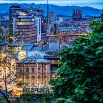 Abendlicher Blick über den Hauptbahnhof Zürich und den neuen Stadtteil Europaallee.