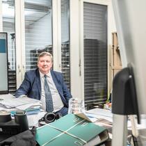 Der Handelsökonom Simon Evenett in seinem Büro an der Universität St. Gallen. Von hier aus leitet er das Programm namens Global Trade Alert.