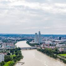 Basel mit dem Roche-Turm – ein Ziel für Pendler. In Birslach BL finden sie die günstigsten Immobilien.