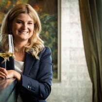 Katharina Sarrot ist ein bemerkenswertes junges Talent: In der Doppelrolle als Restaurantleiterin und Sommelière im Gourmetlokal The Restaurant, das zum The Dolder Grand in Zürich gehört, sorgt sie für die nötige Dosis Lockerheit.