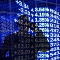 So übersteht Ihr Portfolio eine Liquiditätskrise:DiversifizierenInvestitionen in einzelne Sektoren (High Yield) sind riskant. Trocknet die Liquidität in einem Sektor aus, sitzen Anleger in der Falle. Bei Multisektoren-Strategien weichen Fondsmanager in Bereiche mit höherer Liquidität aus. ETFs orientieren sich an Indizes, in denen die grössten Schuldner am stärksten gewichtet sind, und sind daher weniger ideal.