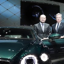 Breitling-Chef Georges Kern (l.) chauffiert seine Kunden in einem Bentley, Bentley-Chef Adrian Hallmark trägt Breitling.