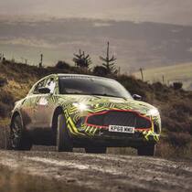 Als «Erlkönig», wie man getarnte Versuchsfahrzeuge nennt, ist der Aston Martin DBX bereits unterwegs.