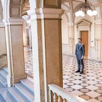 Allein zu Hause: Roberto Balzaretti vor seinem Büro im Ostflügel des Bundeshauses.