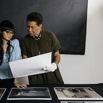 Die kolumbianische Jungkünstlerin Camila RodrÍguez Triana (links) mit ihrer Mentorin, der amerikanischen Medienkünstlerin Carrie Mae Weems.
