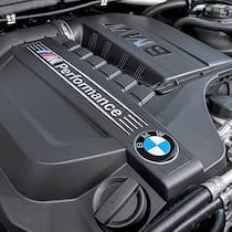 Blick unter die Motorhaube eines BMWs.