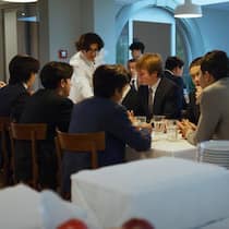 Zum Abendessen wird Hemd und Krawatte getragen: Schüler der teuersten Privatschule der Welt in Rolle VD.