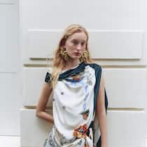 DIOR Drapiertes Kleid aus Seidentwill mit Blumenmotiv, Hortensienohrringe aus Metall.