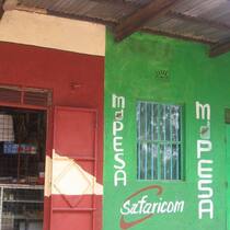 Während mobile Bezahldienste in Industrieländern um Akzeptanz kämpfen, erreicht der Bezahldienst MPesa laut Weltbank in Kenia 80 Prozent der Haushalte. Transaktion in Höhe von 22 Milliarden US-Dollar liefen 2013 über den Dienst, das war die Hälfte des BIP des Landes.