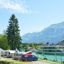 Die Grundlagen zum Anspruch auf Ferien:Schweizer Beschäftigte haben per Gesetz mindestens vier Wochen Urlaub im Dienstjahr. Der Einfachheit halber gleichen die meisten Arbeitgeber die Berechnung aber dem Kalenderjahr an.