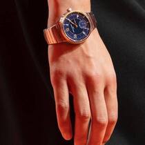Louis Vuitton stattet für die «Spring Summer 2024 Show» die Models mit der neuesten Kreation von Jean Arnault aus: der Tambour.