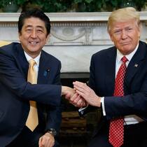 Ziehen, reissen, täschteln: Trump sorgt beim Handschlag mit Shinzo Abe für Aufsehen.Keystone