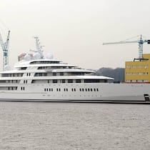 Mit 180 Metern die längste Yacht der Welt: Die «Azzam» des Emirs von Abu Dhabi.  Keystone
