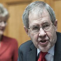 Hans Kaufmann: Stark im Parlament (im Hintergrund: Susanne Leutenegger Oberholzer), stark am Ball. (Bild: Keystone)
