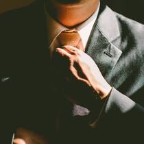 Die vier schlimmsten Fehler im Vorstellungsgespräch:1. Davon sprechen, wie nervös man ist«Ein Arbeitgeber erwartet, dass der Bewerber unter Druck ruhig bleibt und mit Stresssituationen umgehen kann. Wenn man darüber spricht, dass die Nerven blank liegen und damit implizit andeutet, dass man Mitleid braucht, ist das ein guter Weg, um die Botschaft zu vermitteln, dass man nicht für eine echte Arbeitsumgebung bereit ist», sagt Personalexpertin Liz Wessel.