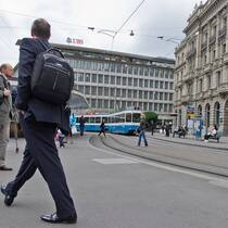 Paradeplatz Zürich: Seit 2007 sanken die verwalteten Vermögen um 27 Prozent. (Bild: Keystone)