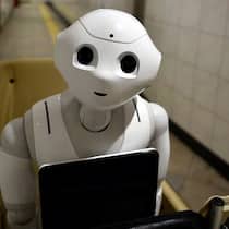 Roboter: Übernehmen immer mehr Routineaufgaben für Analysten. Keystone