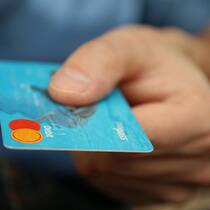 Bezahlen: Je nachdem empfiehlt sich im Ausland die Debit- oder Kreditkarte.  Keystone