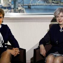 Nicola Sturgeon (l.) und Theresa May: Der harte Brexit-Kurs passt der Regierung in Edinburgh nicht.Keystone