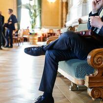 Interessenvertretung: Ein Lobbyist telefoniert in der Wandelhalle. Keystone