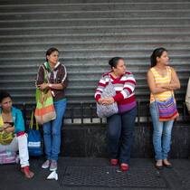 Warteschlange: Venezuelas Präsident hat den wirtschaftlichen Notstand ausgerufen. Keystone