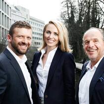 «Bilanz» hat Schweizer Vermögensverwalter getestet. Das sind die vier Sieger in den vier Kategorien:1. Rang Risikoklasse «dynamisch» – Helvetic Trust AG, ZürichPerformance: 40,28 ProzentKay Fischer (l.), Marina Vujevic und Kaspar Grob führen das Depot mit der besten Performance. Fischer sieht die Aktienkurse dieses Jahr in Seitwärtstendenz.
