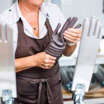 Hermès-Handschuhe: Das Leder eines Lamms und 13 Stunden Arbeit stecken darin.Gilles Leimdorfer