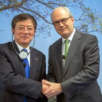 Cash-Rekord: ChemChina-Präsident Ren Jianxin (l.) und Syngenta-Präsident Michel Demaré. Keystone