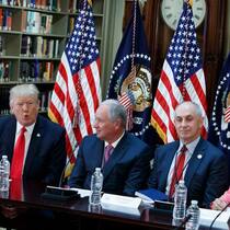 100 Tage Donald Trump - das sind die Gewinner und Verlierer:Gewinner: CEOsAls Unternehmer selbst ist Donald Trump bemüht darum, wochentliche Meetings mit CEOs zu halten. Er hört sich die Ideen an und die CEOs erhalten die Möglichkeit zum Austausch mit dem zurzeit mächtigsten Mann der Staaten.