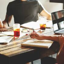 Zufriedene Mitarbeiter sind produktiver und innovativer und sind dem Arbeitgeber länger treu. Der Vorgesetzte kann dabei die Zufriedenheit seiner Mitarbeiter direkt beeinflussen und fördern. Dafür sollte er diese sechs Faktoren in seinen Führungsstil einbauen*:Quelle: Studie Work Happy des Personaldienstleisters Robert Half
