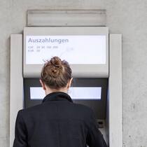 Bankomat: Romands heben mehr Bares ab als Deutschschweizer.  Keystone