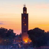 Der Djemaa el Fna in Marrakesch (Perle des Südens) ist der zentrale Marktplatz.