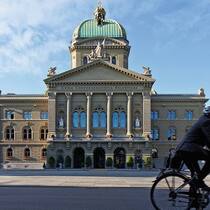 Bern bietet mehr: Bundespersonal verdient gleich gut wie Banker.  Keystone