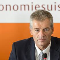 Economiesuisse-Präsident Heinz Karrer: Der neue Kodex ist in der Kritik.  Keystone