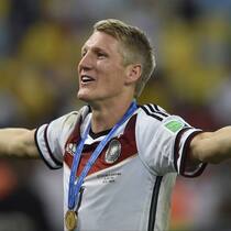 Bastian Schweinsteiger im WM-Dress: Intersport verkauft doppelt so viele Deutschland Trikots.Keystone