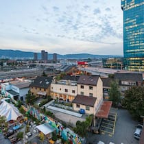 In Zürich West sind mittlere Preisklassen gefragt, beim Luxus harzt es aber: Restaurant «Frau Gerolds Garten», Prime Tower (r.).