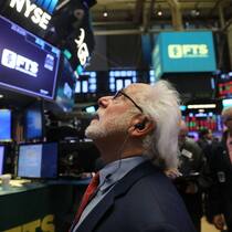 US-Börsenhändler an Wall Street: Indizes drehten am Montag stark ins Minus.