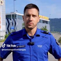 Marco Roduner gehört zum fünfköpfigen Team, das für den Auftritt  der Kapo Aargau in den sozialen Medien verantwortlich ist.