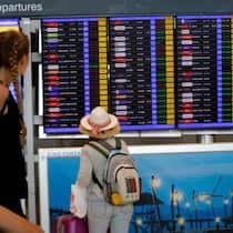 Touristen am Flughafen (Archiv): Die Lufträume in der Golfregion sind grösstenteils gesperrt – Tausende Passagiere sitzen fest.