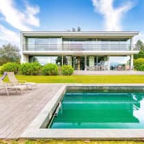 An diesem Pool liesse sich gut arbeiten sowie entspannen. Er gehört zur drittteuersten Villa der Schweiz.