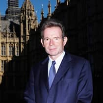 Versagen der Elite: Charles Grant vor dem Palace of Westminster, dem britischen Parlament.