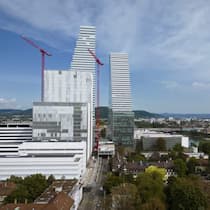 Das Verwaltungsgebäude B52 (in der Bildmitte) vor dem einiges höheren Rocheturm Bau 1. (Archivbild)