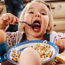 Werbung für süsse und salzige Produkte trägt laut Ansicht des Bundes zu einer ungesunden Ernährung von Kindern bei. Strenge Marketing-Richtlinien der WHO sollen die Hersteller und Händler in die Schranken weisen.