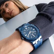 AIKON mit 39-mm Gehäuse in blau.