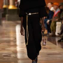 Die Taschenuhr an der Hüfte des Models hatte ihren grossen Auftritt auf dem Laufsteg bei der Präsentation der SS26-Kollektion von Louis Vuitton.