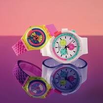 Inspiriert von einigen Kultmodellen aus den frühen Zeiten von Swatch, greifen die NEON-Designs die Achtziger und Neunziger auf.