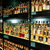 Eine grosse Auswahl an Whiskey in einer Bar.