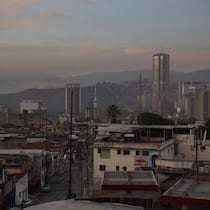 Ein Blick auf Caracas in den Morgenstunden, aufgenommen nach einer Reihe von Explosionen, die am 3. Januar 2026 zu hören waren.