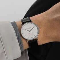 Die äusserlich unveränderte Uhr wurde innerlich mit dem Handaufzugskaliber DUW 4601 aufgewertet, das eine Gangreserve von 52 Stunden bietet.